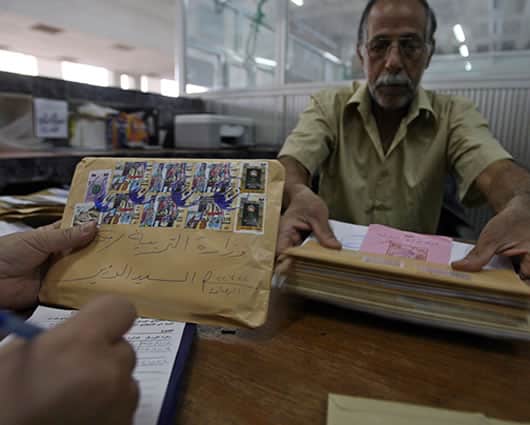 Son unos 900 los carteros qeu deben ingeniárselas para que las cartas lleguen a su destino.