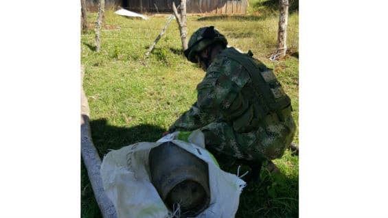 En una zona alejada y de manera controlada, los explosivos fueron neutralizados. Foto Ejército Nacional