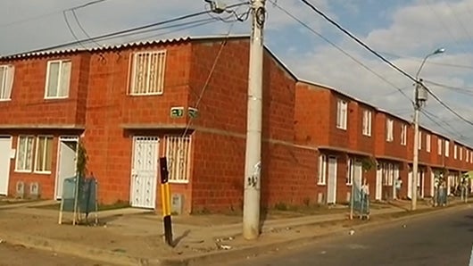 Las autoridades se comprometieron a construir un colegio en un año. Foto: Noticias RCN.