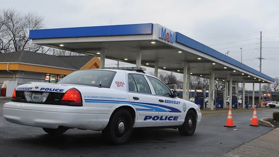 El cadáver del joven permaneció más de dos horas en el suelo de la gasolinera. Foto: AFP