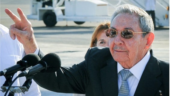 Raúl Castro tras despedir a Hollande. Foto: AFP