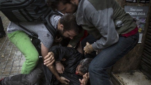 Los participantes en la cadena unieron sus manos en recuerdo del año 1714. Foto: AFP