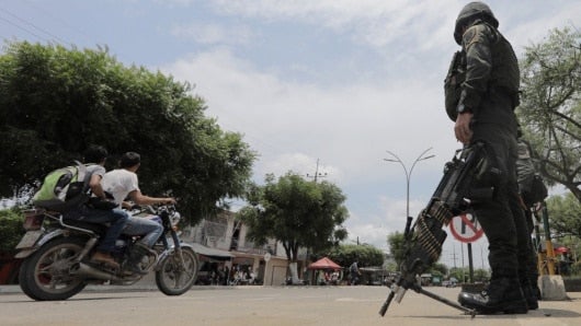 Policía fuertemente armado en Tibú. Foto: AFP