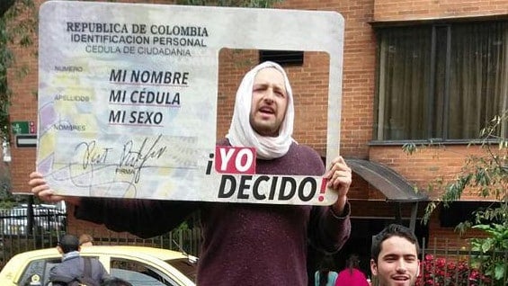 Defensores y representantes de la comunidad transgénero celebraron la expedición del decreto.