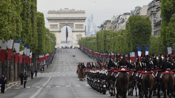 Marcha frente al Arco del Triunfo, en Francia. Foto: AFP