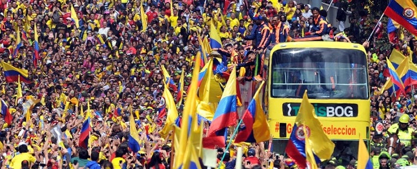 Desde muy temprano, las calles de Bogotá se llenaron de personas que querían agradecer a la selección por su actuación mundialista. Foto: AFP