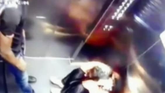 El futbolista Hanyer Mosquera golpeando a su esposa.