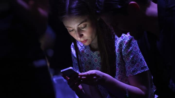 Expertos recomiendan el uso de manos libres y evitar llamadas largas. Foto: AFP