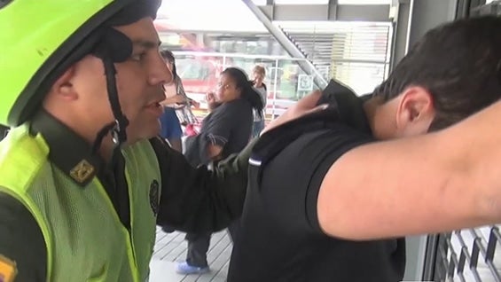 Un equipo de Noticias RCN fue retenido por un uniformado por grabar con una cámara. Foto: NoticiasRCN