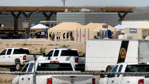 Centro de detención temporal para niños en la frontera. Foto: AFP