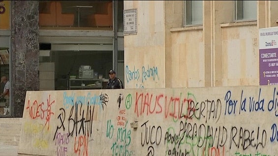 Los locales comerciales tampoco se salvaron de los ataques.