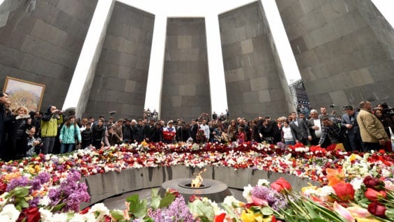 En el memorial del genocidio, el lugar más visitado del país, se depositaron flores y velas cerca de una llama eterna. Foto: AFP