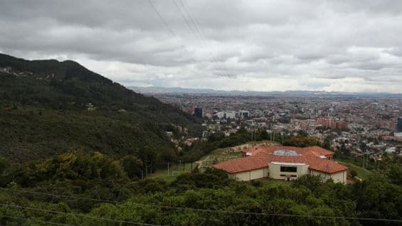 A la fecha, existen tres brigadas forestales compuestas por personal de la Defensa Civil, que realizan un trabajo de prevención del fuego y apoyo cuando éste se presenta. Foto Alcaldía de Bogotá