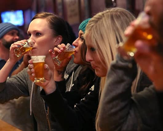 El estudio rompe el mito de que la cerveza es un hidratante ideal. Foto: AFP