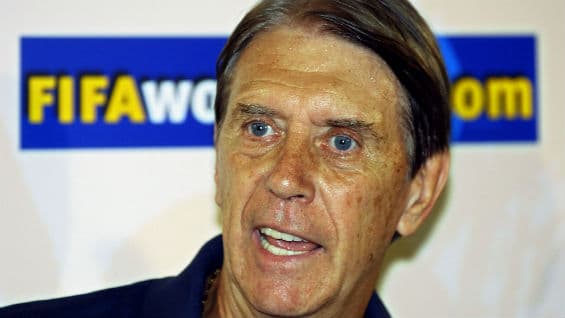 Con 70 años acepta su último desafío en el banquillo al entrenar a la selección de Paraguay para el Mundial de Corea 2002, eliminada por Alemania en octavos de final.