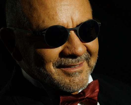 César Mora, actor y cantante colombiano. Foto: Oficial Twitter