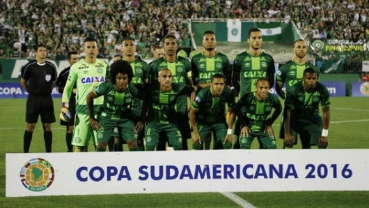 Los jugadores del Chapecoense al inicio del partido de vuelta por las semifinales de la Copa Sudamericana, en la Arena Condá de Chapecó (Brasil). Foto: EFE.
