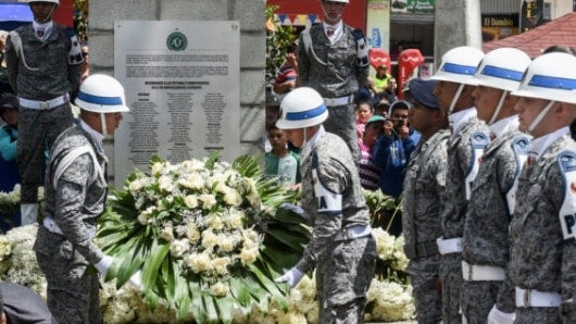 La placa con la que se recuerda a las víctimas del Chapecoense. Foto: AFP