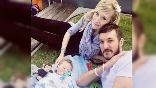 El caso de Gard, quien padece una variedad grave de encefalopatía mitocondrial que le ha causado daño cerebral y le impide realizar cualquier actividad, ha motivado una oferta de ayuda del presidente estadounidense, Donald Trump, y el apoyo del papa Francisco. Foto: Facebook.