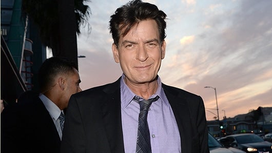 En 2011, Charlie Sheen fue despedido de la exitosa serie 'Two and a Half Men'. Foto: AFP.