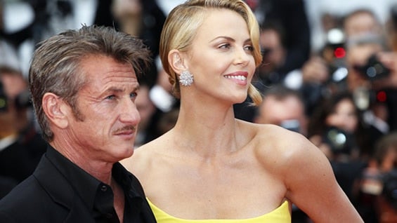 Sean Penn y su novia, la actriz Charlize Theron. Foto: AFP.