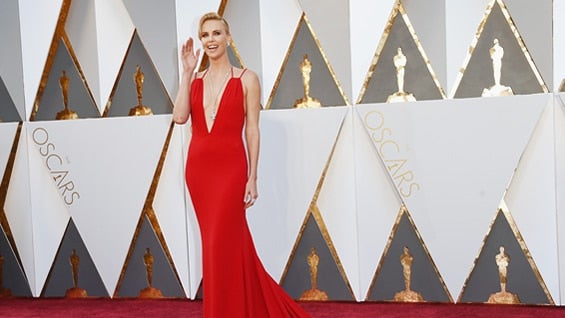 Charlize Theron a su llegada al teatro Dolby en Hollywood. Foto: EFE.