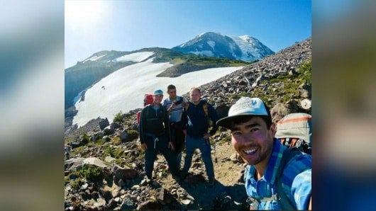 Chau es de nacionalidad norteamericana, se dedicaba a hacer diferentes misiones religiosas.