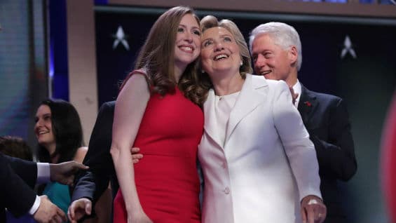 Chelsea y Hillary Clinton posan durante la clausura de la Convención Demócrata. Foto Agencia AFP