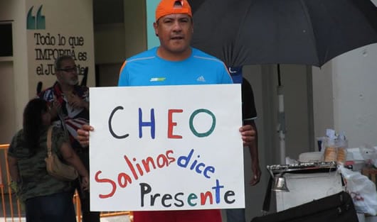 Decenas de personas se despidieron del cantante con pancartas y mensajes. Foto: EFE