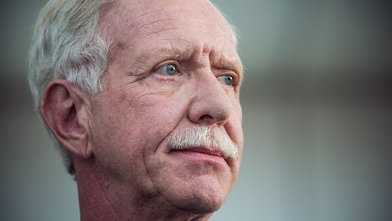 Chesley Sullenberger, el piloto que evitó una tragedia amerizando un avión sobre el río Hudson. Foto: AFP.