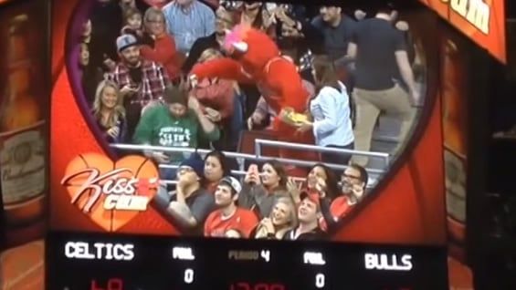 "Kiss Cam", o beso en cámara es una práctica popular entre tiempos en partidos de la NBA. Foto: Youtube