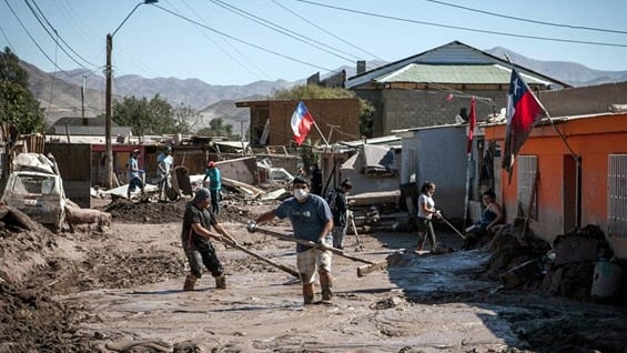 La conexiones de agua y y luz se han restablecido en la mayor parte de las zonas afectadas pero muchas partes siguen anegadas de barro. Foto: EFE.