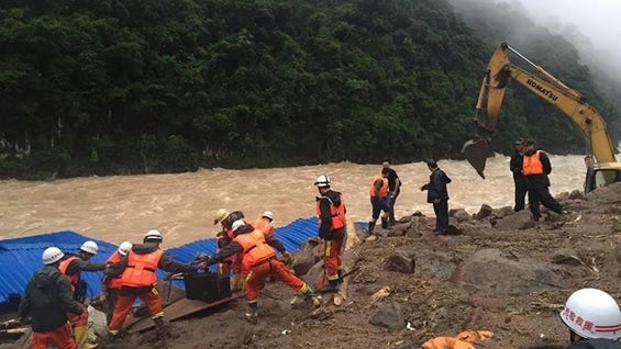 El alud fue probablemente provocado por las fuertes lluvias que cayeron desde el sábado. Foto: EFE.