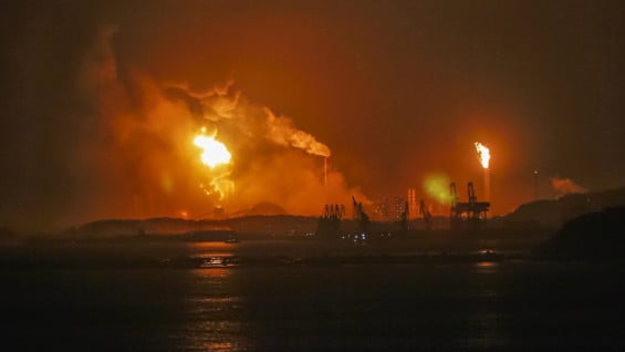Los residentes cercanos a la planta han sido traslados a 18 kilómetros del lugar de la explosión. Foto: EFE