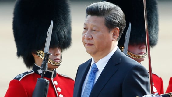 Xi Jinping junto a los soldados de la guardia real. Foto: AFP