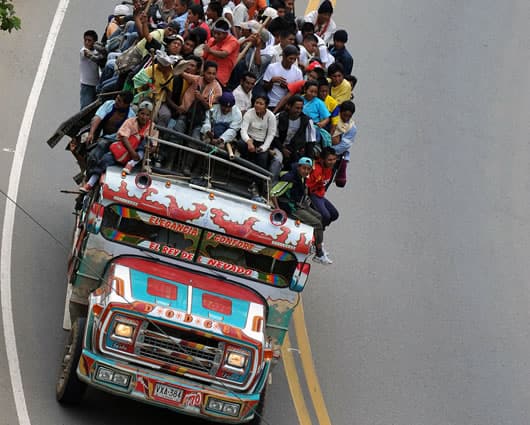 En Cartagena hay 21 chivas de 13 dueños que generan alrededor de 60 empleos directo. Foto/AFP
