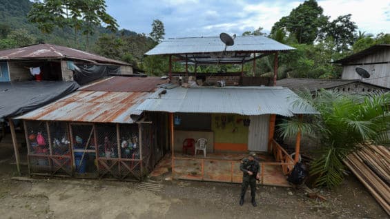 Un policía custodia una población de Chocó. Foto: AFP