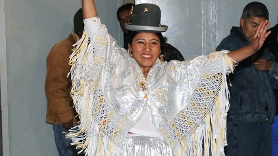 “Cholita" es el apelativo cariñoso con el que se conoce en Bolivia a la mujer indígena con vestimenta tradicional. Foto: AFP.