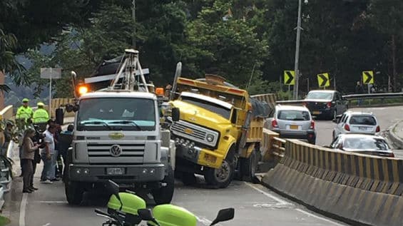 Dos volquetas colisionaron en la avenida Circunvalar, a la altura de la calle 59. Foto @jesusreyeso