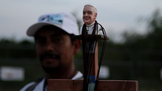 Crucifijos, rosarios y medallas con la imagen del Papa hacen parte de los objetos que se venden por su visita. Foto: EFE