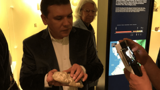 Los visitantes tocaron réplicas de figuras como ésta de la cultura de Tumaco-la Tolita. Foto: Marte Comunica