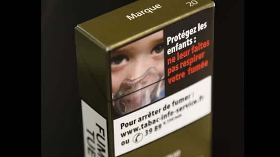 La introducción del paquete neutro ha hecho bajar el número de fumadores. AFP