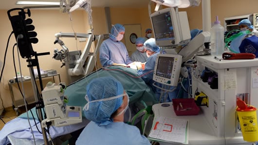 La cirugía deberá hacerse tras previa autorización médica. Foto: AFP.