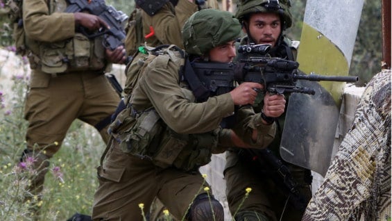 El cortejo fúnebre, formado por miles de personas, se transformó en manifestación de indignación. Foto: AFP