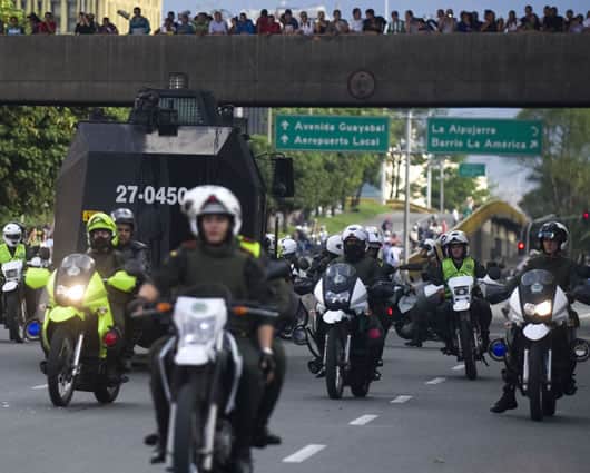 La policía tuvo que controlar varios disturbios en Medellín. Foto: AFP