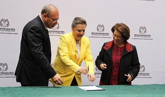 La candidata presidencial Clara López y su fórmula vicepresidencial Aída Avella. Foto: Registraduría