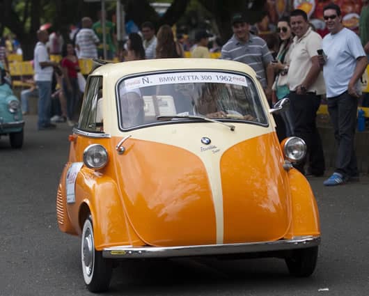 Quienes desfilaron, vistieron ropa de la época de sus autos. Foto: AFP