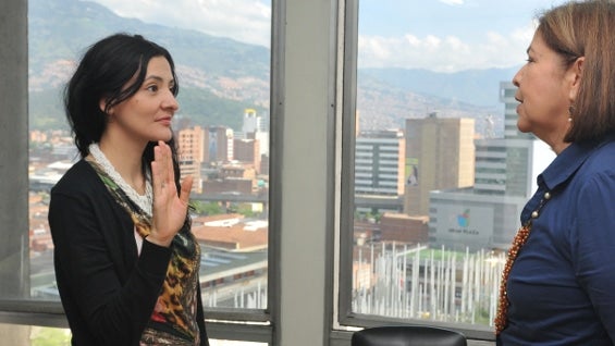 La precandidata a la Alcaldía (izquierda en la foto) hizo parte del gobierno de Aníbal Gaviria. Foto: Alcaldía de Medellín