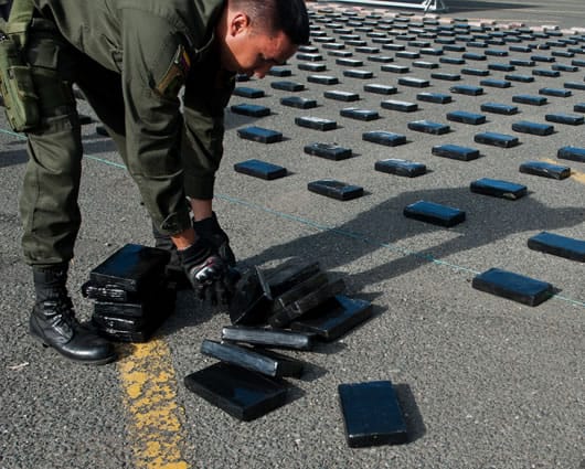 Las autoridades incautaron 80 bultos que contenían 1.558 paquetes. Foto: AFP.