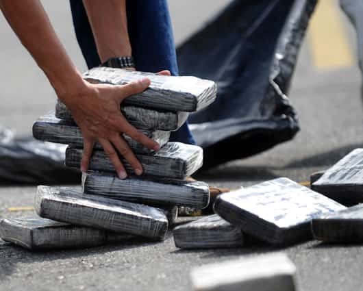 La droga fue hallada en la lancha rápida y sus tripulantes huyeron. Foto: AFP